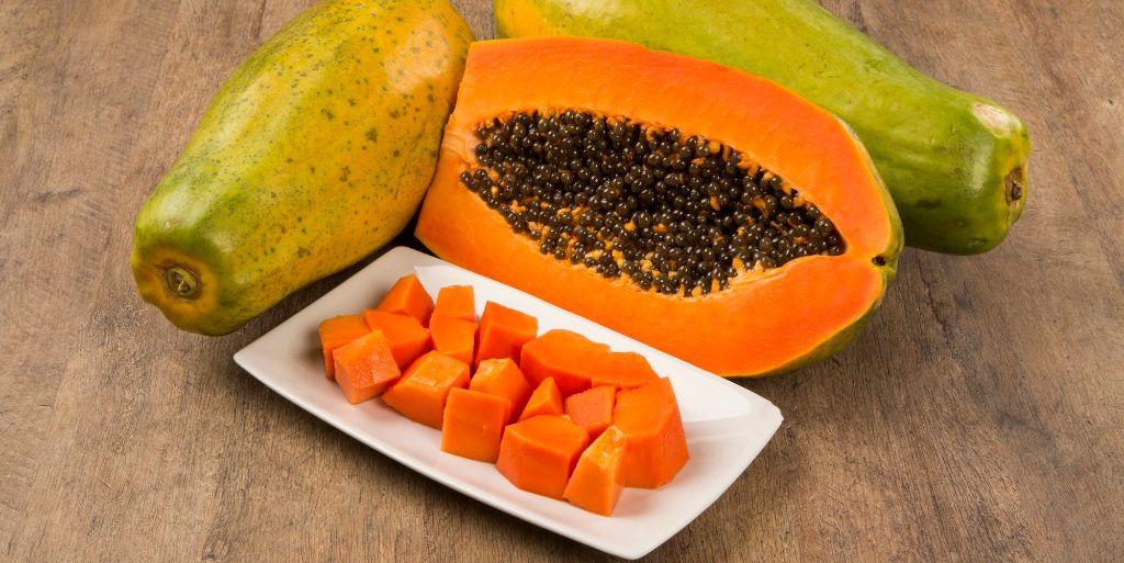 frutto della papaya e polpa su piatto